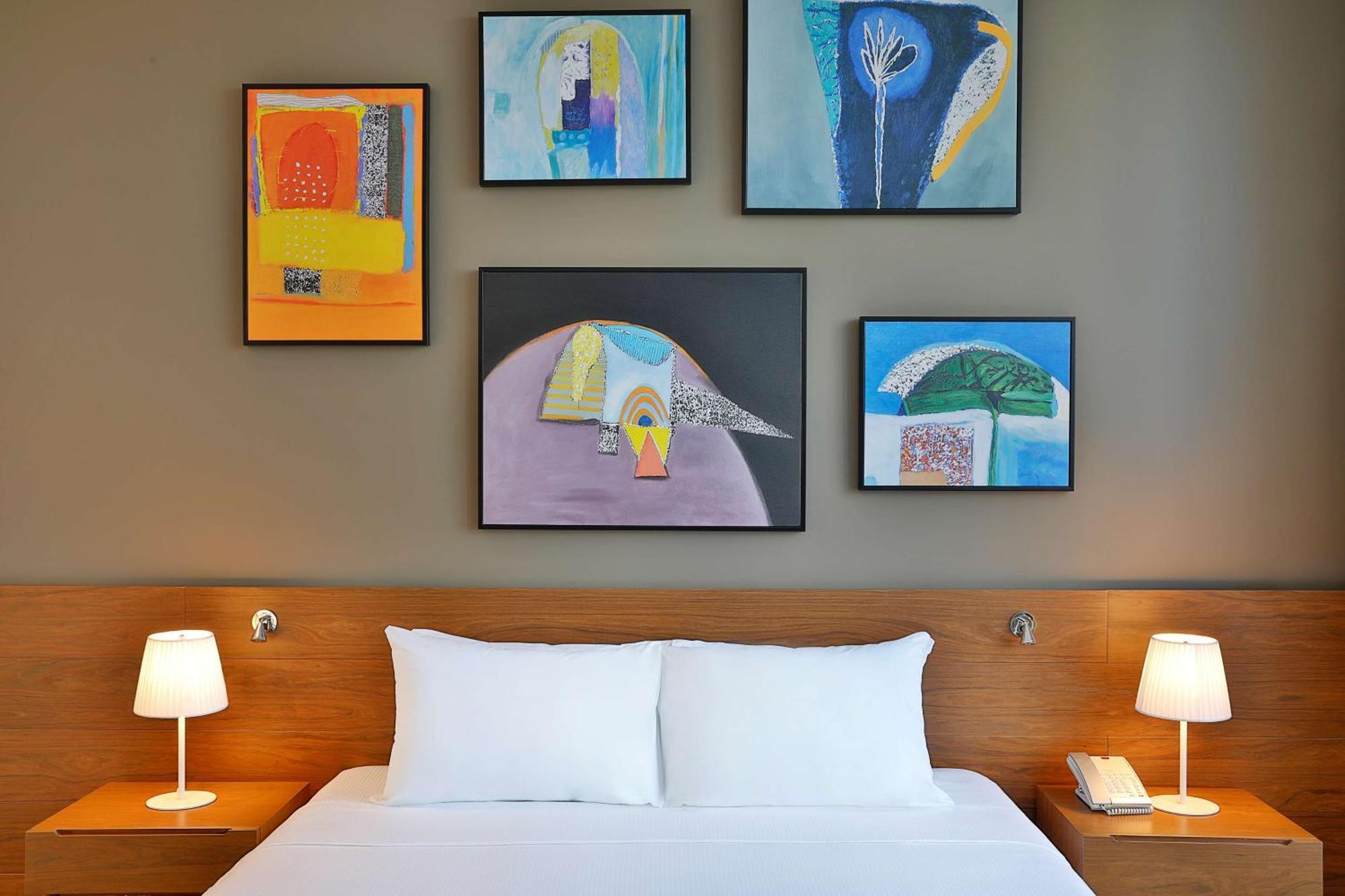 Aleph Doha Residences, Curio Collection By Hilton Dış mekan fotoğraf Artwork by the artist in a hotel room