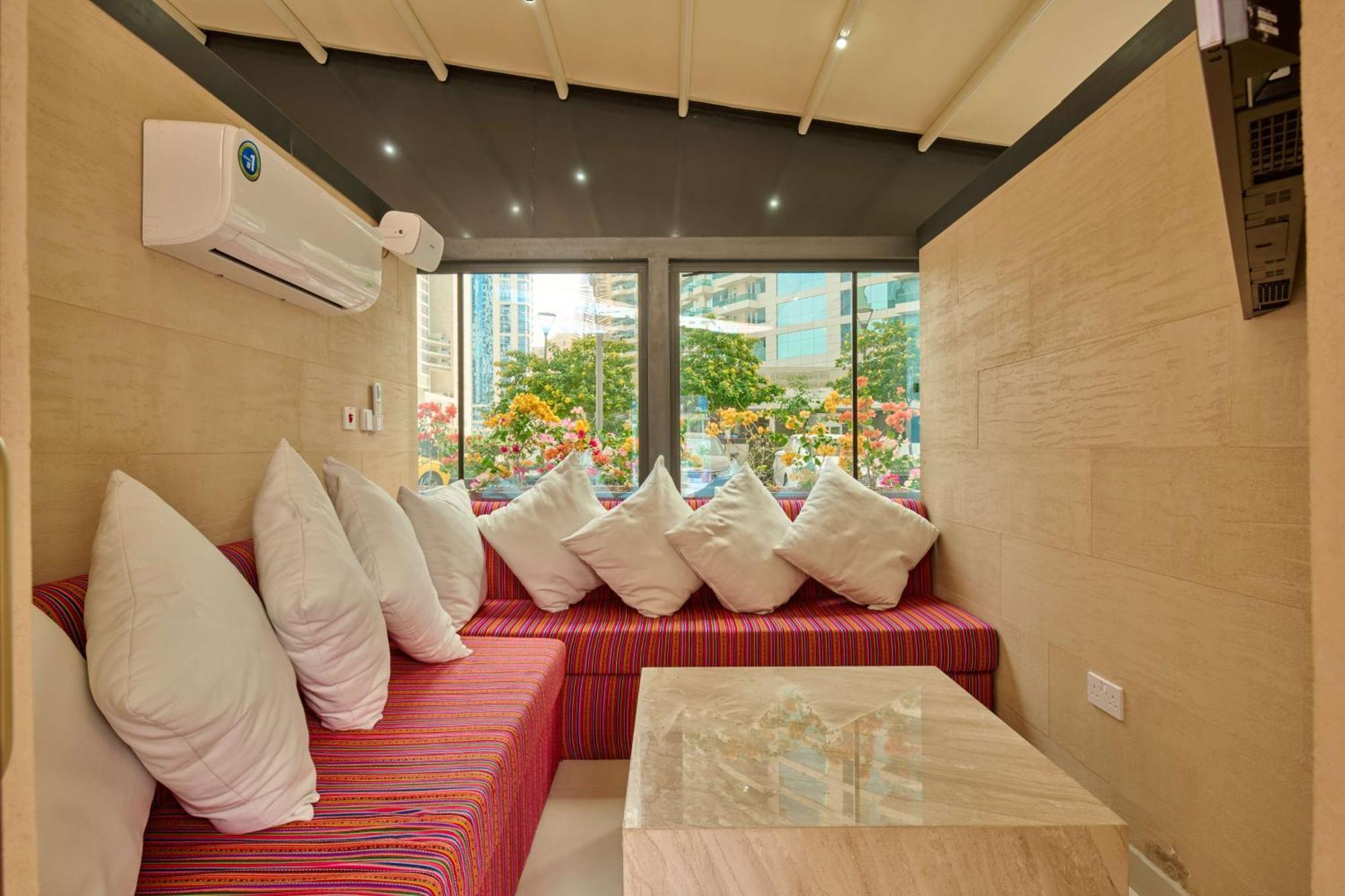 Aleph Doha Residences, Curio Collection By Hilton Dış mekan fotoğraf A room at the hotel